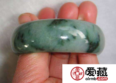 翡翠带藓是什么意思 带藓的翡翠手镯价格怎么样