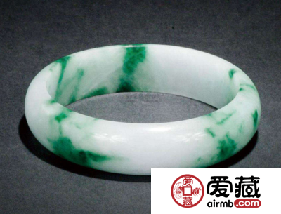 翡翠带藓是什么意思 带藓的翡翠手镯价格怎么样