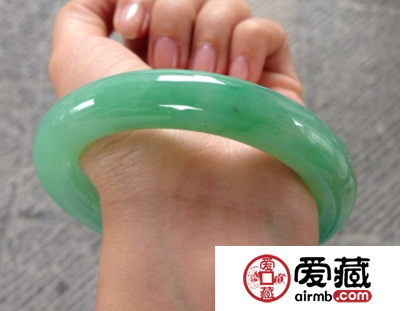 翡翠的黑子到底是啥 翡翠有黑点好吗