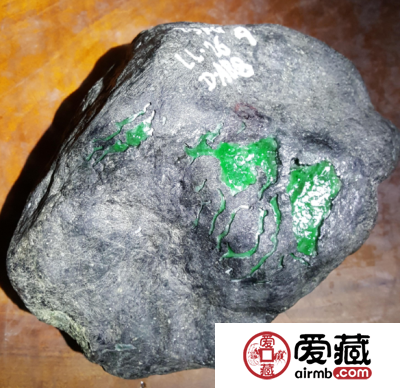 如何鉴别翡翠赌石 翡翠赌石必知的技巧