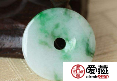 白底青翡翠的价格如何 白底青翡翠价格