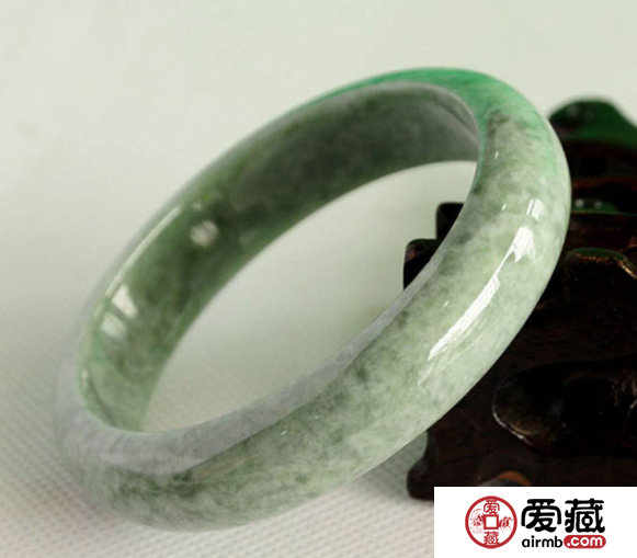 白底青翡翠和豆种翡翠有什么区别