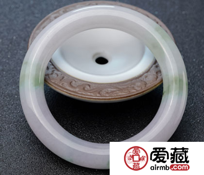 春带彩手镯贵不贵 春带彩手镯市场价格