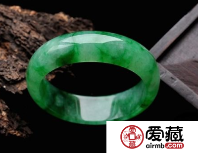 翡翠贵妃镯的寓意是什么 翡翠贵妃手镯的好处