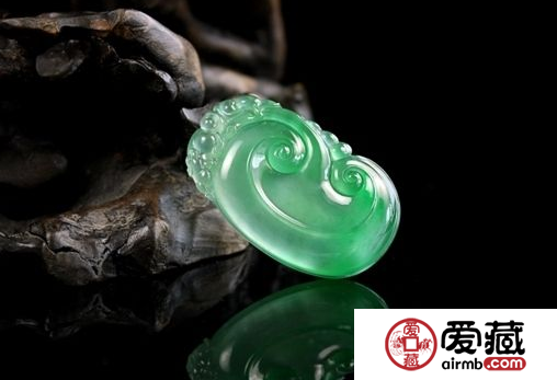 女人適合戴蜜蠟還是翡翠 哪個更好