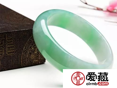 女生佩戴翡翠手镯有什么好寓意呢