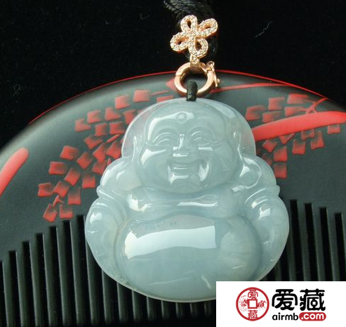 如何挑选翡翠弥勒佛吊坠 眼睛是挑选的关键