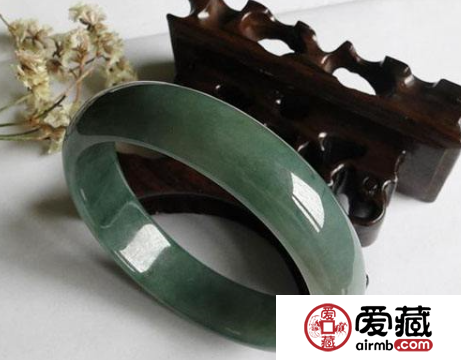 油青種翡翠手鐲的價(jià)格是多少錢(qián)