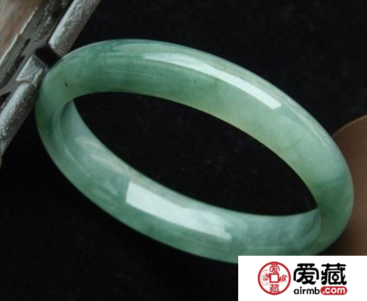 油青种翡翠手镯应该怎么挑选 首先看档次