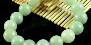 怎么挑选满意的翡翠串珠手链 完整度是首要