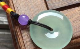 翡翠平安扣價(jià)格貴嗎 需綜合各個(gè)方面進(jìn)行判斷