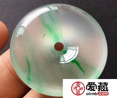 翡翠平安扣如何佩戴 你戴的方法对吗