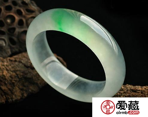 翡翠起熒是什么 什么樣的翡翠會起熒