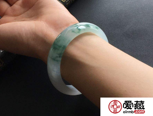 翡翠手镯戴上了取不下来怎么办 这样做就可以了