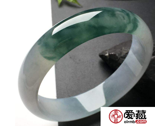 翡翠手镯的价格贵吗 影响价格的因素有哪些