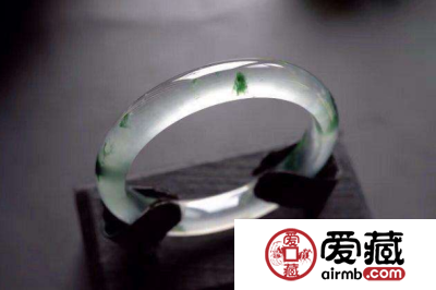 翡翠手镯的价格贵吗 影响价格的因素有哪些