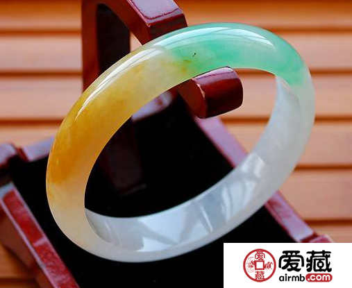 翡翠手镯的价格手如何评估 看这几个因素