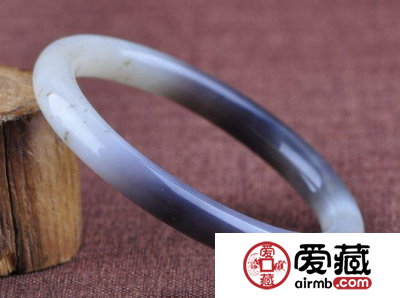 翡翠手镯的三大种类：圆条、扁口、贵妃镯