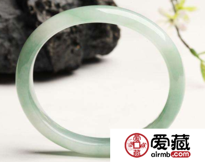 翡翠手镯的三大种类：圆条、扁口、贵妃镯