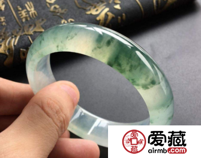 翡翠手镯历来受到人们喜爱和收藏
