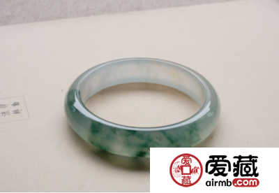 如何选购极品冰种飘花翡翠