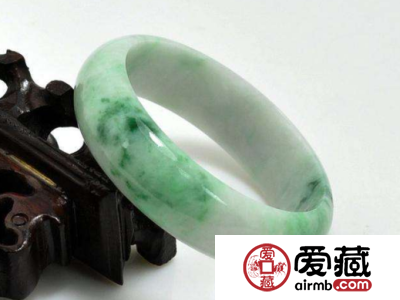 翡翠颜色变化的原因是什么