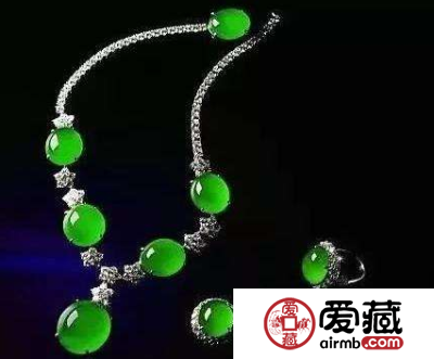 翡翠与服饰如何搭配更显气质