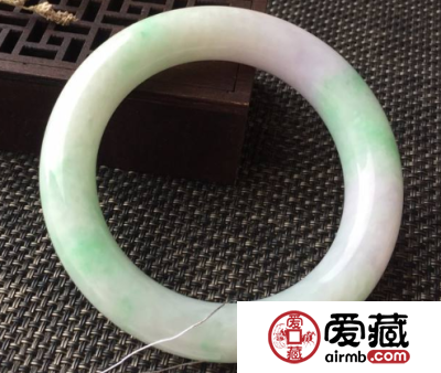 翡翠圆条手镯与扁条手镯有什么区别