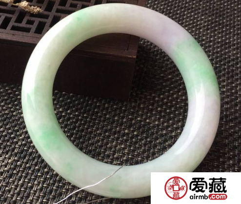 翡翠圓條手鐲與扁條手鐲有什么區(qū)別