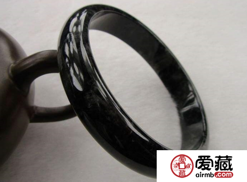 黑翡翠是什么 黑翡翠和墨翡是一樣的嗎