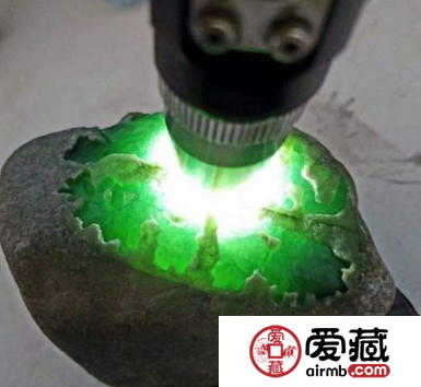 翡翠原石是怎么形成的 要具备哪些条件