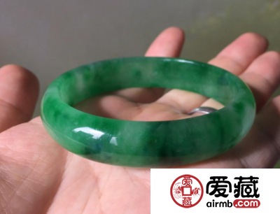 两万买翡翠手镯只值200元 买到假翡翠了？