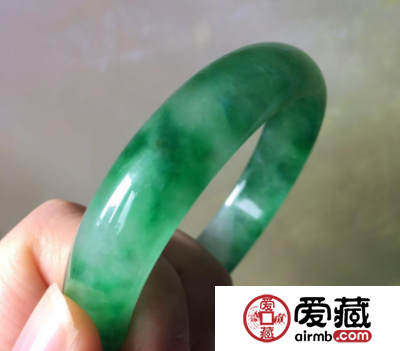 两万买翡翠手镯只值200元 买到假翡翠了？