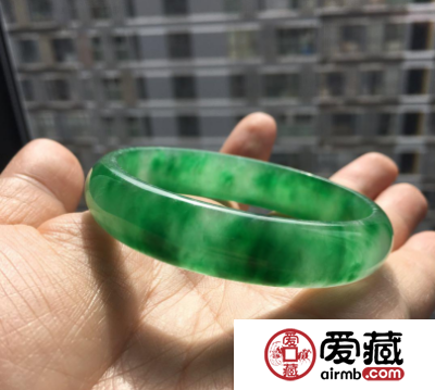两万买翡翠手镯只值200元 买到假翡翠了？
