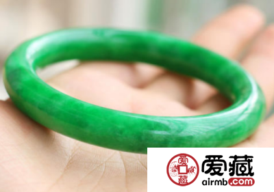 满绿糯种翡翠手镯的价格贵吗 它值不值得购买
