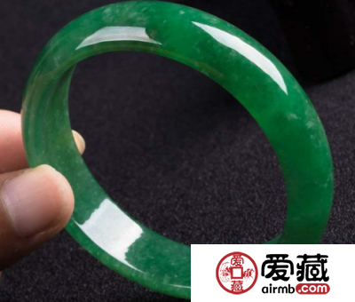 满绿糯种翡翠手镯的价格贵吗 它值不值得购买