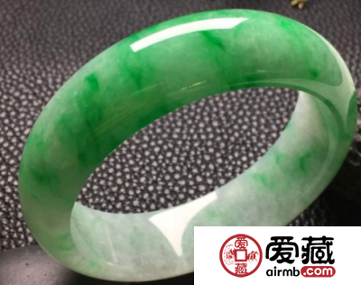 行家带你了解糯种阳绿翡翠手镯价格如何 少走弯路
