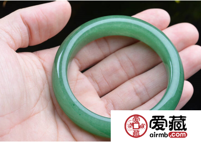佩戴翡翠玉镯的好处有哪些 这六大好处你都知道吗