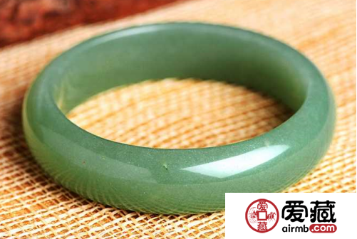 佩戴翡翠玉镯的好处有哪些 这六大好处你都知道吗