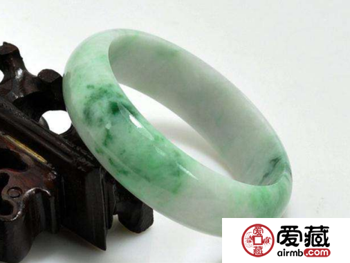 如何从种水来鉴赏翡翠手镯 记住这几点