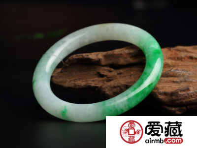 翡翠手镯的价值如何评定 行家来教你怎么评估