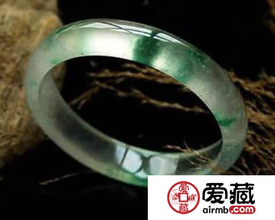 翡翠手镯的价值如何评定 行家来教你怎么评估