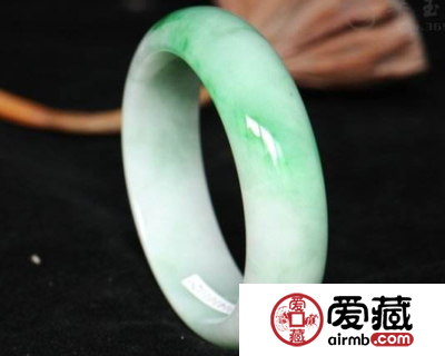 如何辨别垫色、灌蜡或注油翡翠 你应该看看