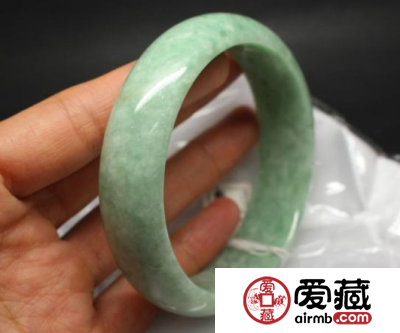 如何正确卸下翡翠手镯 这个技巧轻松搞定