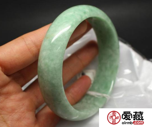 如何正确卸下翡翠手镯 这个技巧轻松搞定