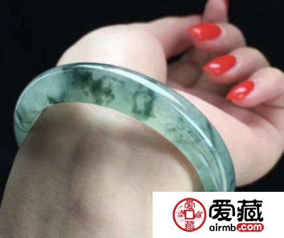 如何正确卸下翡翠手镯 这个技巧轻松搞定