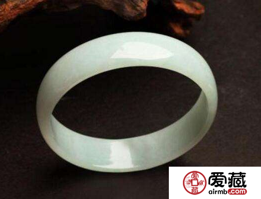 如何正确卸下翡翠手镯 这个技巧轻松搞定
