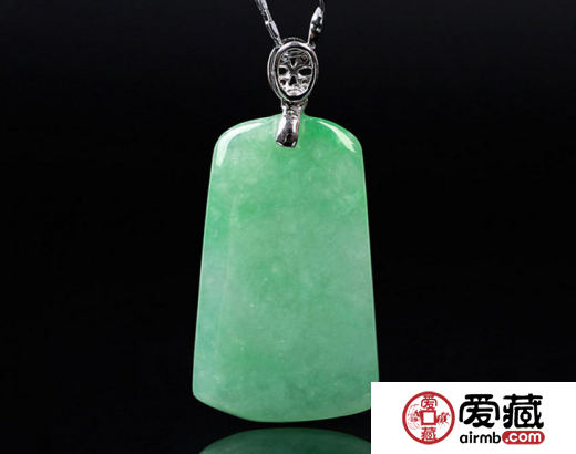 為什么那么多人戴翡翠無事牌 有什么寓意魅力嗎