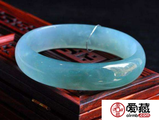 蓝水翡翠价格贵不贵 影响其价格的因素是什么