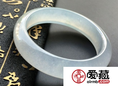 如何挑选晴水翡翠手镯 它的价格贵吗
